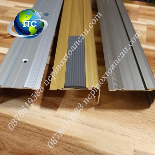 NẸP NHÔM CHỐNG TRƠN BẬC CẦU THANG L55X30