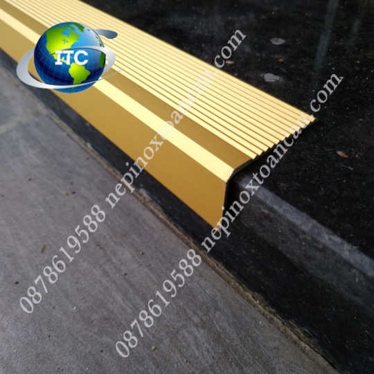 NẸP NHÔM CHỐNG TRƠN L20X40 GÂN